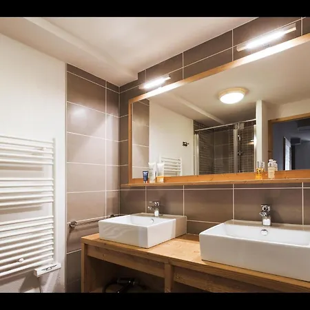 Apartment In Les Menuires With Spa & Ski Access Lejlighed *