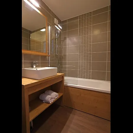 Apartment In Les Menuires With Spa & Ski Access Lejlighed *